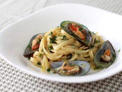 Fettuccine aglio e olio with fresh mussels