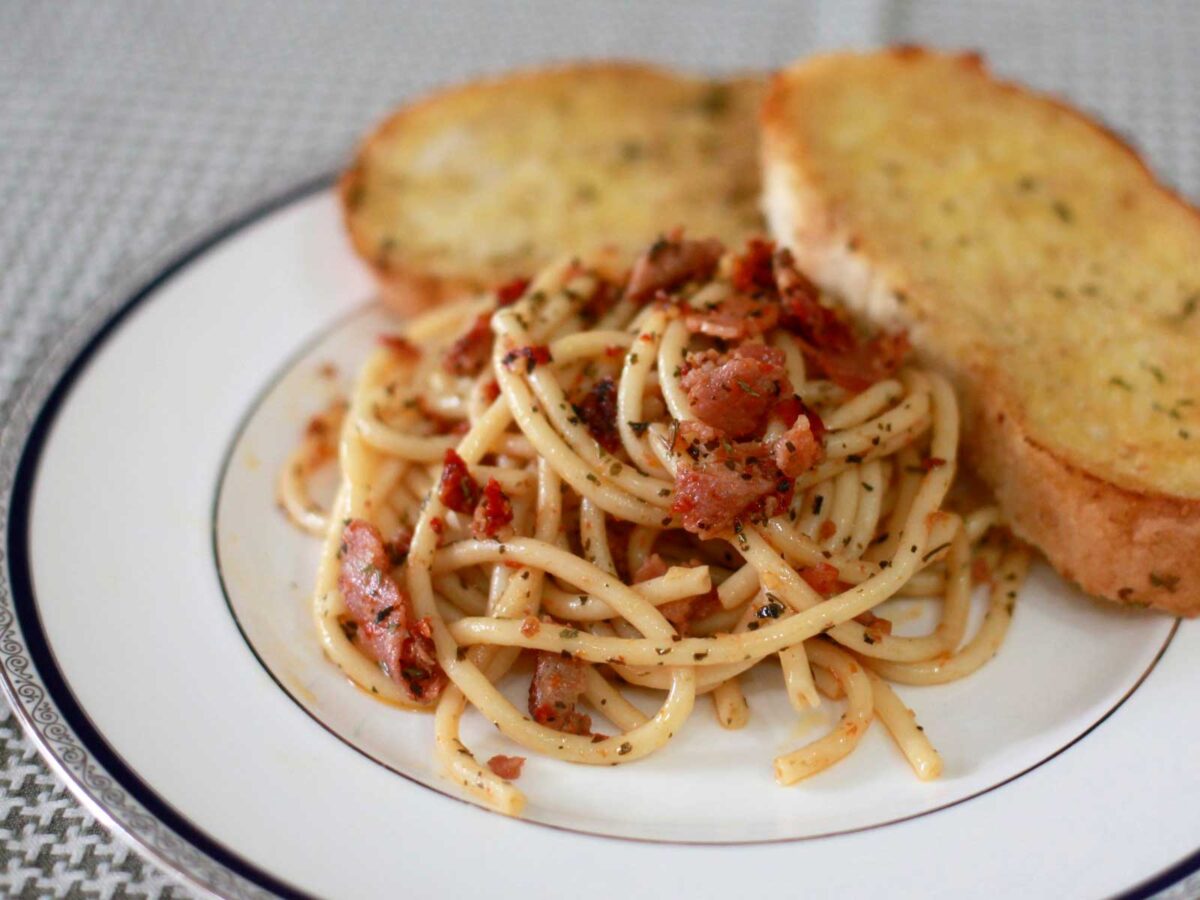 Spaghetti aglio e olio with bacon and Hungarian sausage