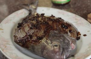 Covering pompano with black bean sauce