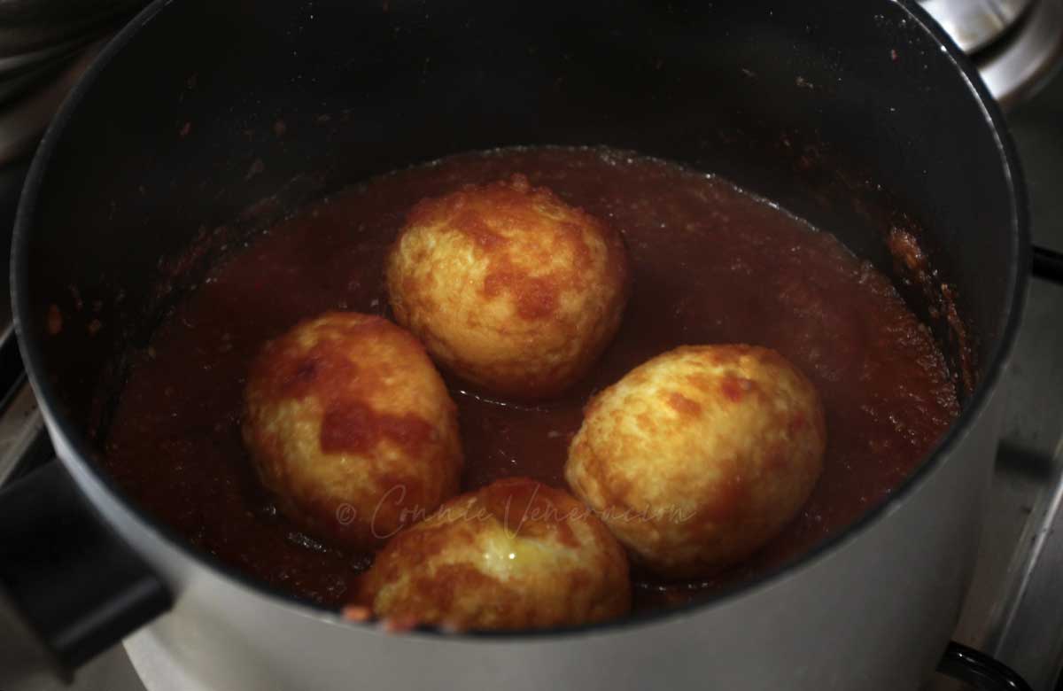 Braising eggs in sambal sauce