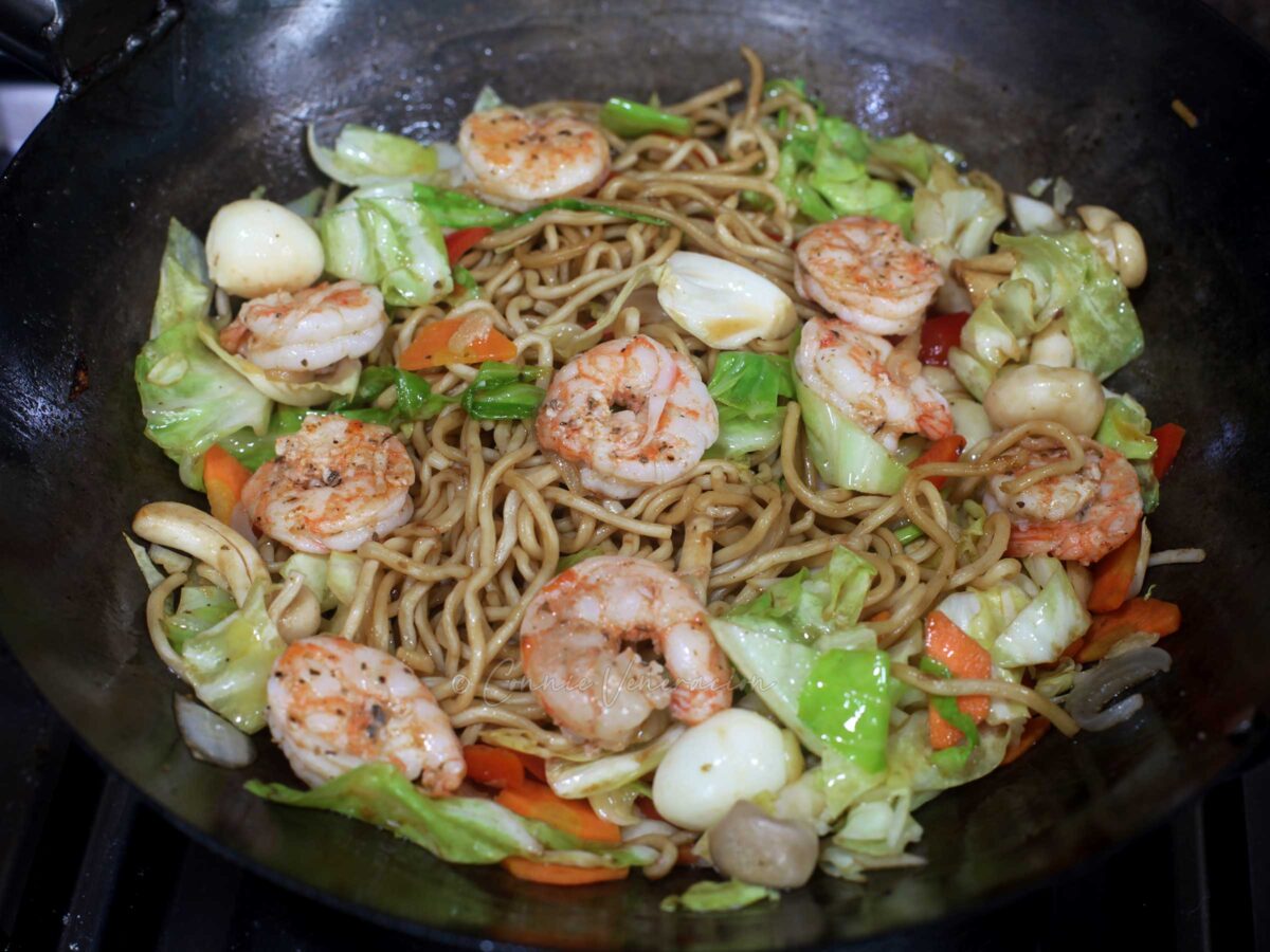 Chow mein with shrimps and quail eggs