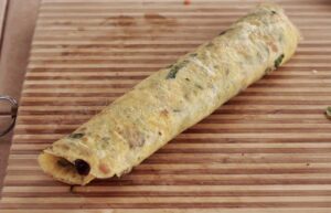 Rolled Thai stuffed omelette (khai yat sai)