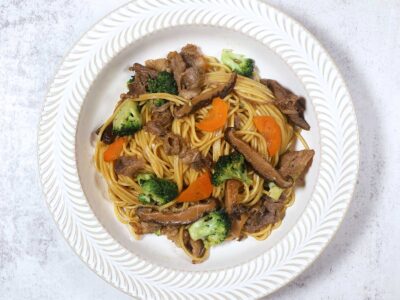 Beef lo mein with mushrooms and broccoli