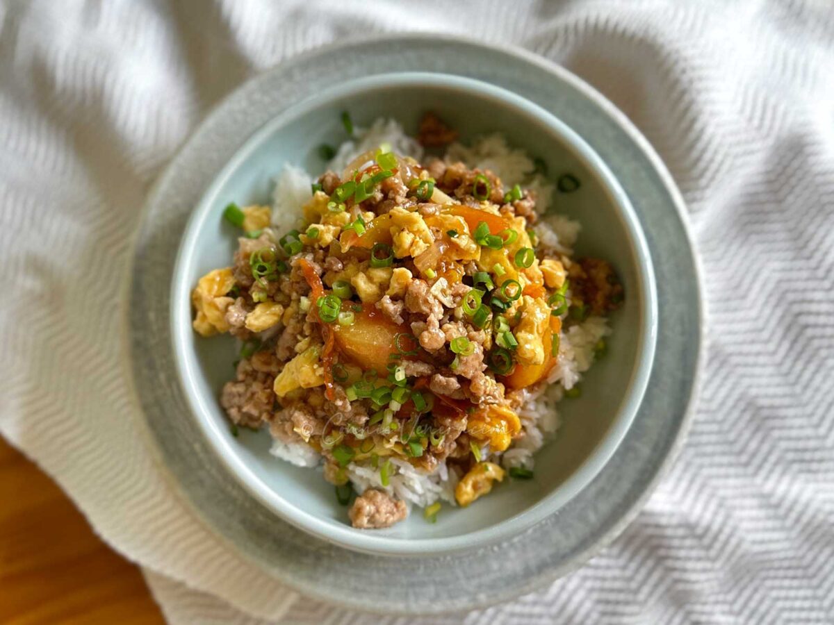 Scrambled eggs with pork, tomato and sticky sauce