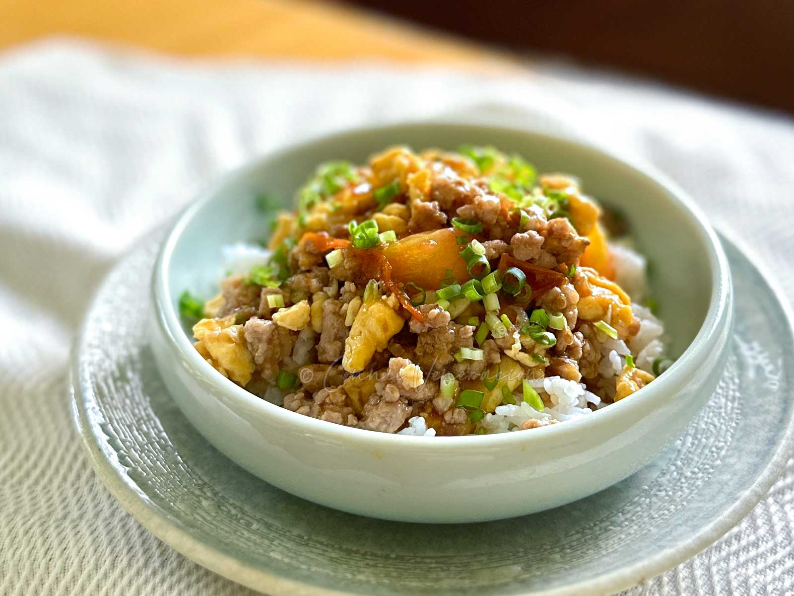 Scrambled eggs with pork, tomato and sticky sauce