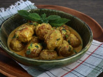 Meatballs in coconut cream curry