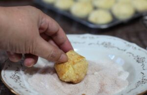 Rolling muffin incinnamon sugar