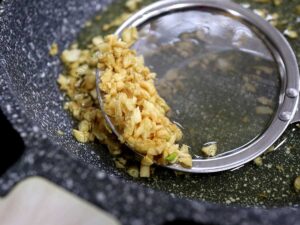 Frying garlic