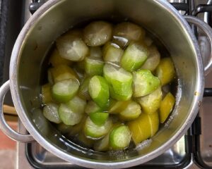 Boiling kamias (bilimbi)
