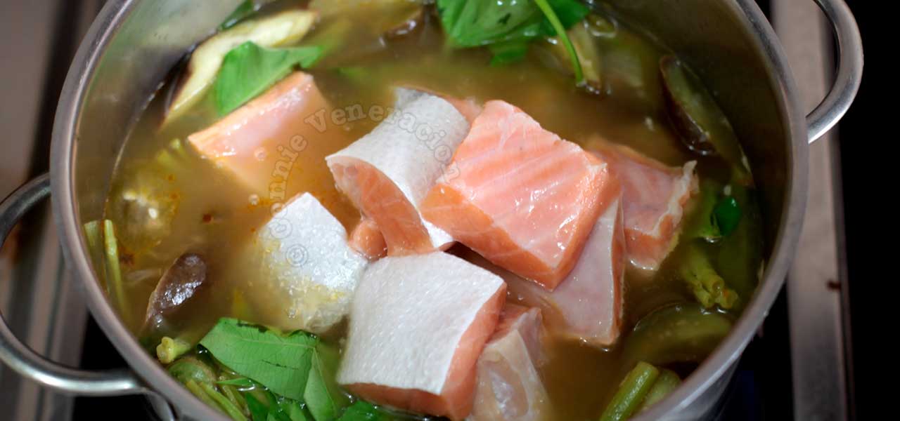Salmon belly and vegetables in pot