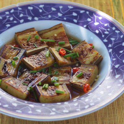Pan-grilled eggplant with sweet chili sauce