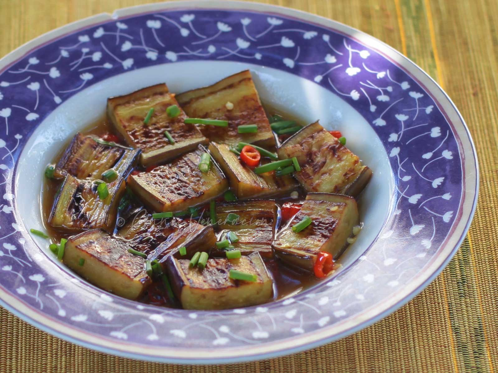 Pan-grilled eggplant with sweet chili sauce
