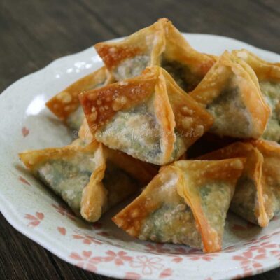 Crispy spinach and cream cheese wontons