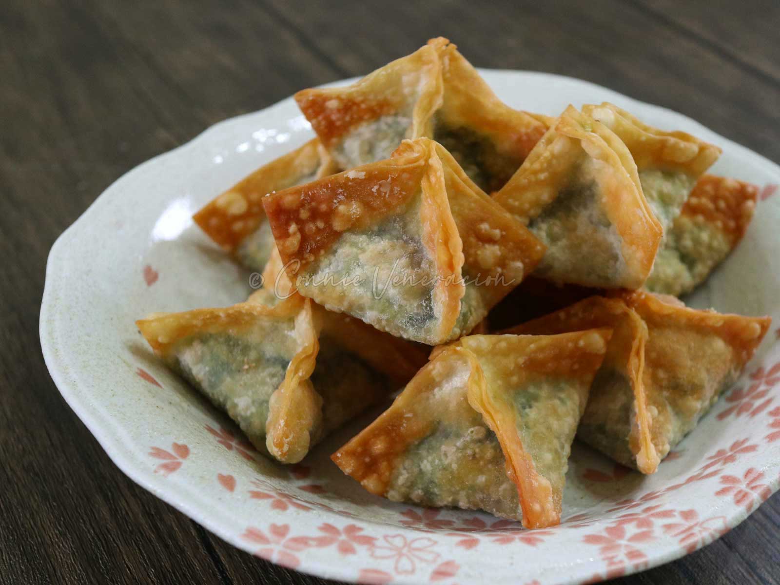 Crispy spinach and cream cheese wontons