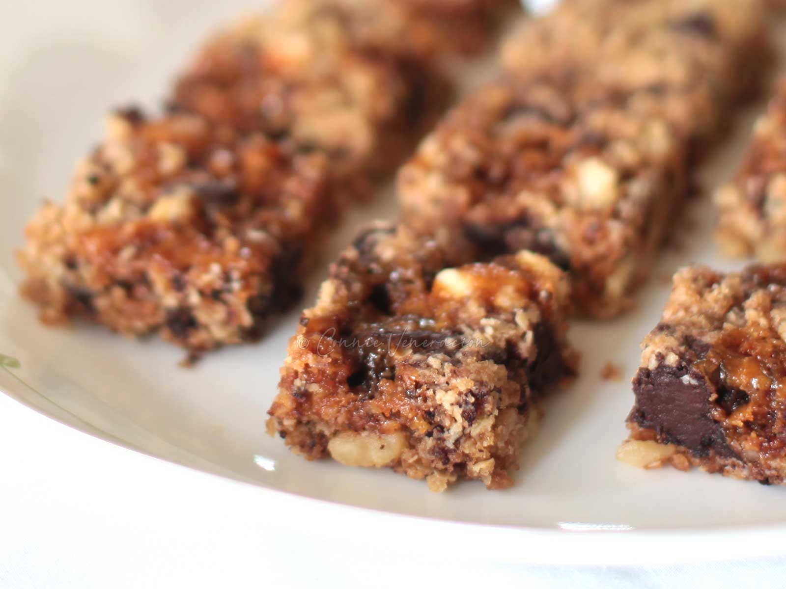 Oats, nuts and chocolate squares
