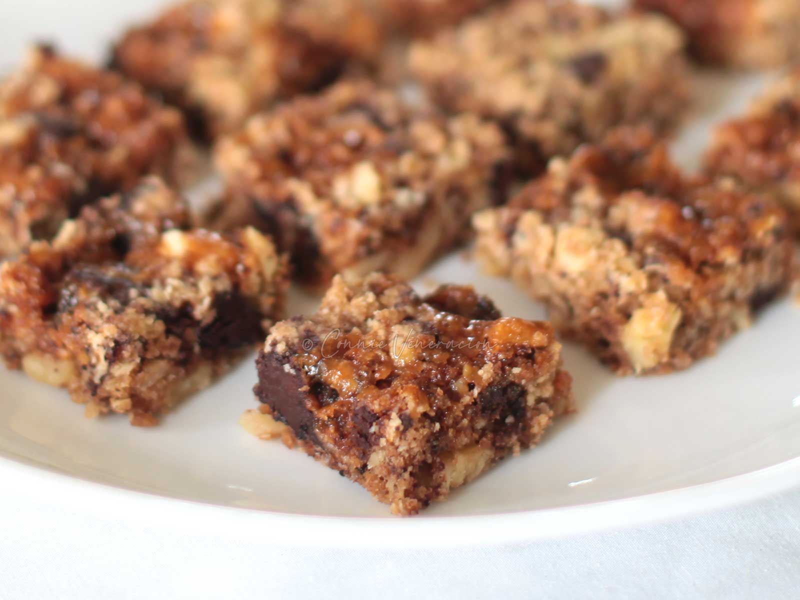Oats, nuts and chocolate squares