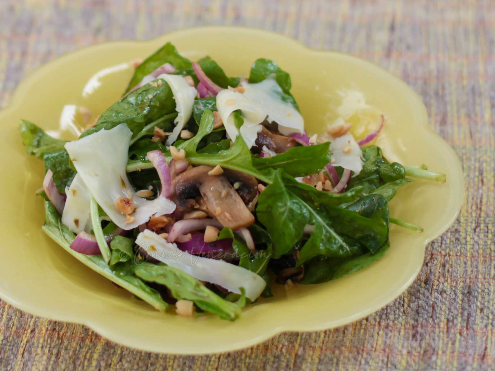 Arugula and mushroom salad