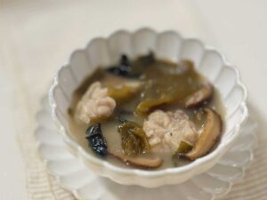 Velveted chicken, mushrooms and wakame soup