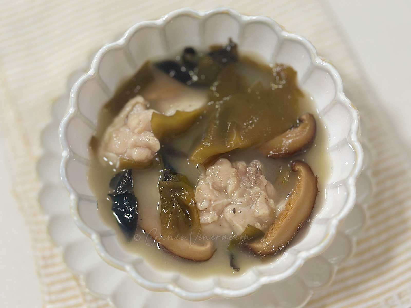 Velveted chicken, mushrooms and wakame soup