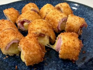 Crispy ham and cheese bread rolls
