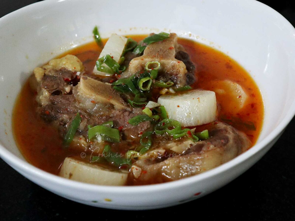 Korean oxtail soup (sokkoritang)