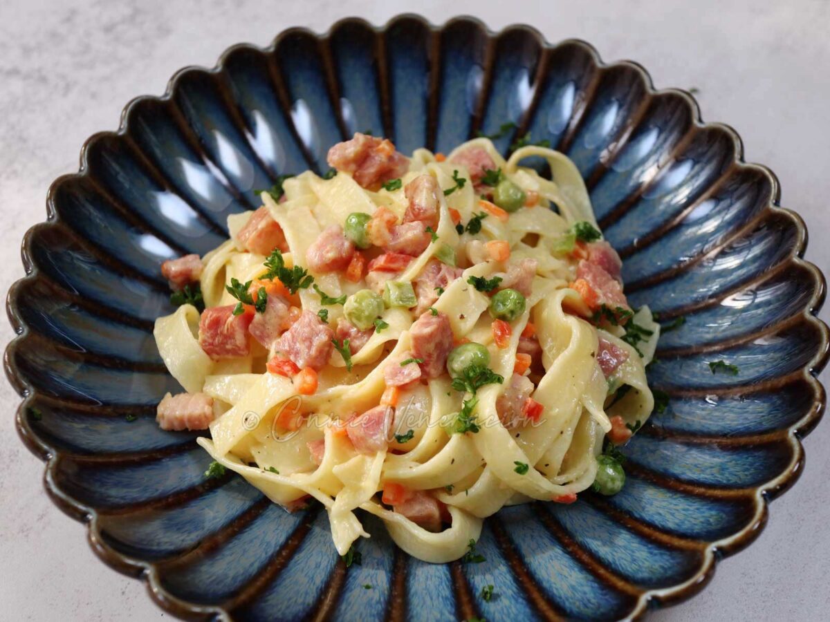 Creamy ham and veggies pasta