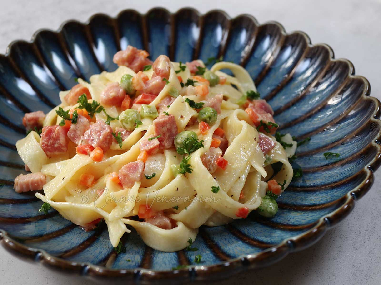 Creamy ham and veggies pasta