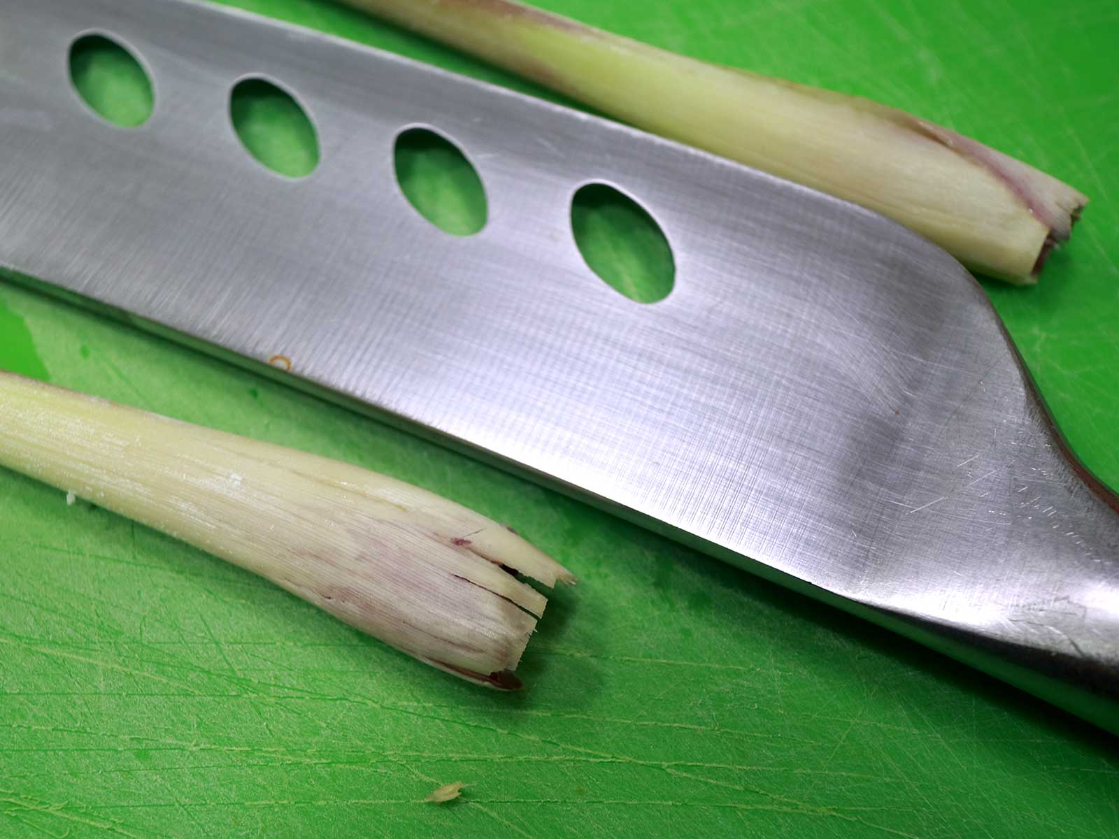 Pounded lemongrass stalks