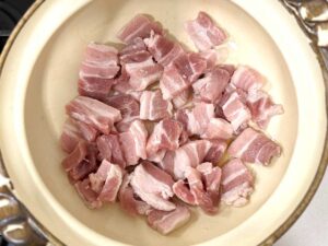 Sliced pork belly in claypot