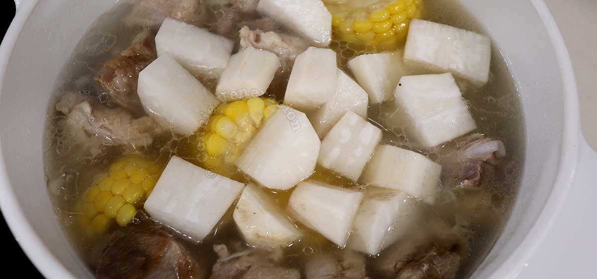 Pork bones, radish and sweet corn in pot