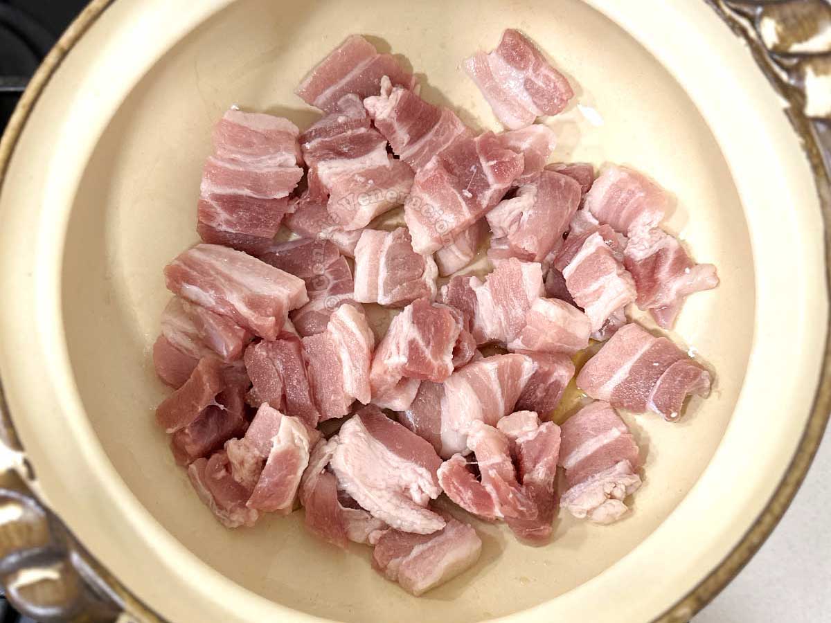 Sliced pork belly in claypot
