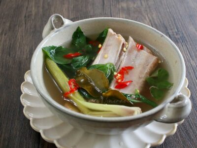 Thai hot and sour soup (tom saap)