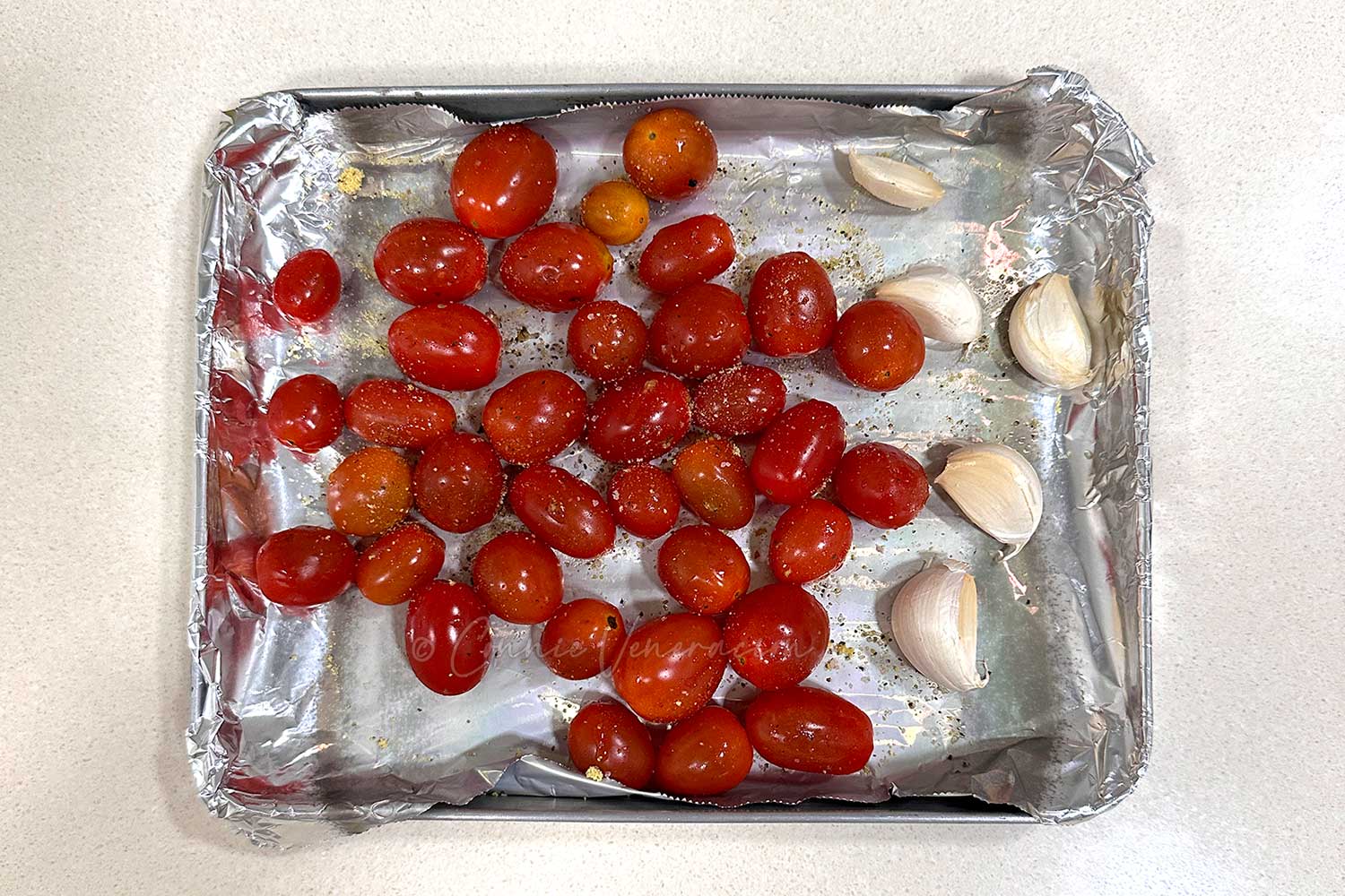 Roastiing cherry tomatoes and garlic