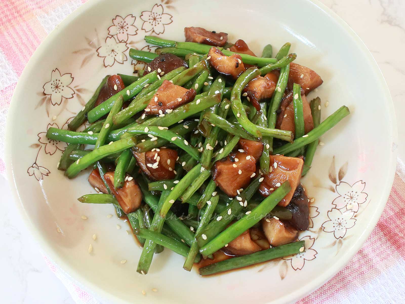 Japanese-style shiitake and green beans stir fry