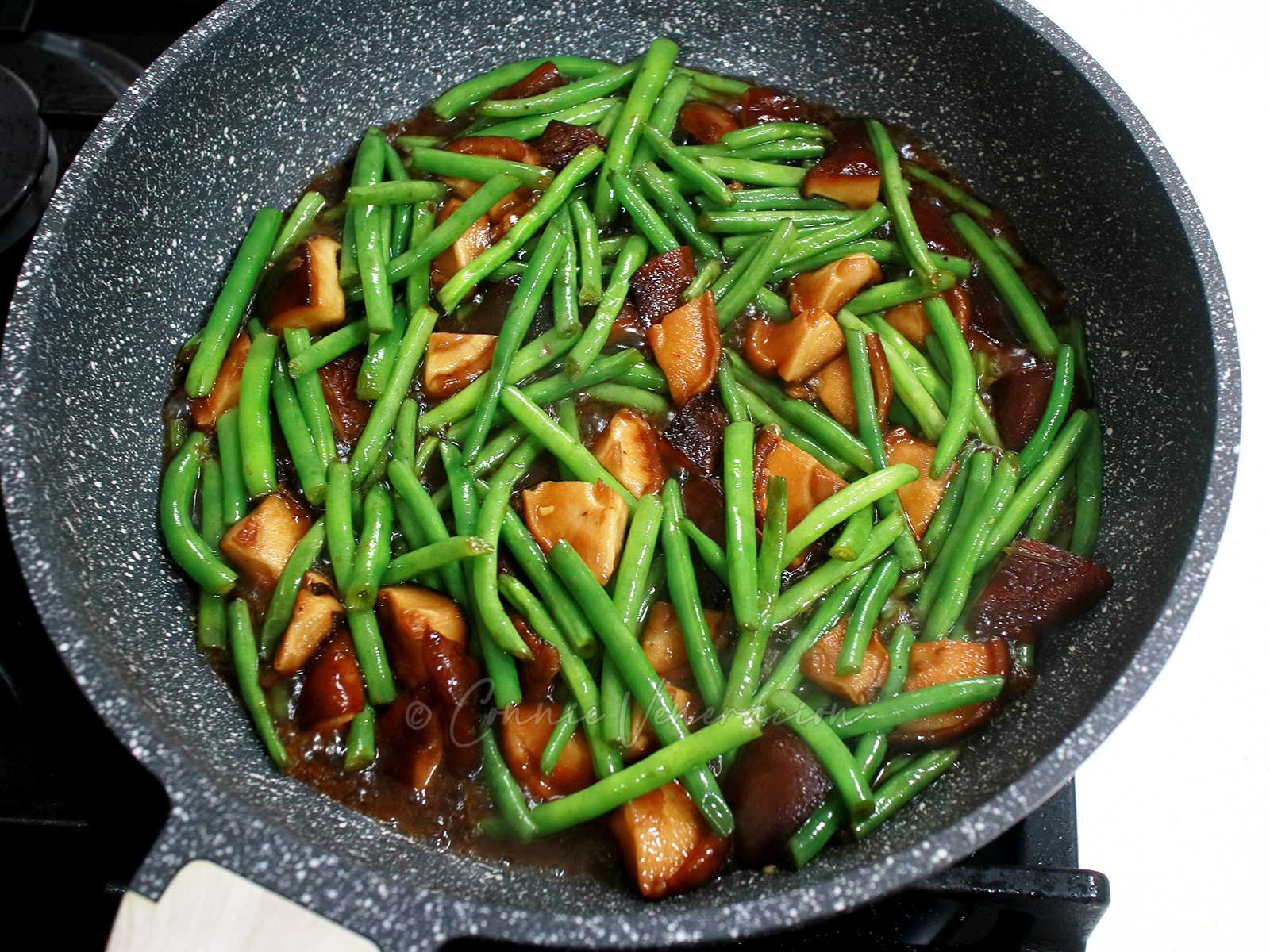 Japanese-style shiitake and green beans stir fry