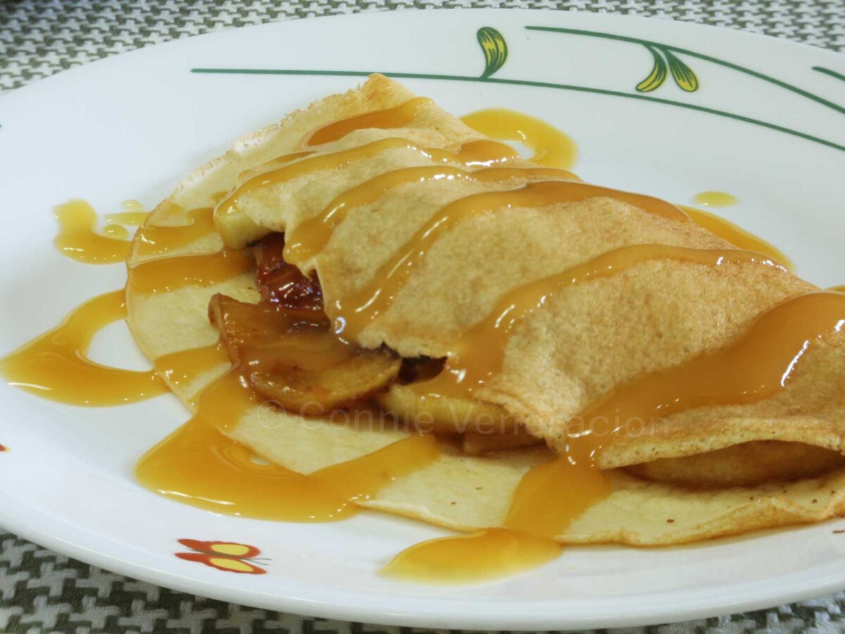 Crepes with apples and salted dulce de leche