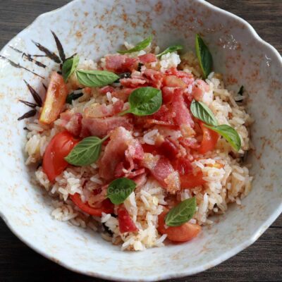 Fried rice with bacon, tomato, garlic and basil
