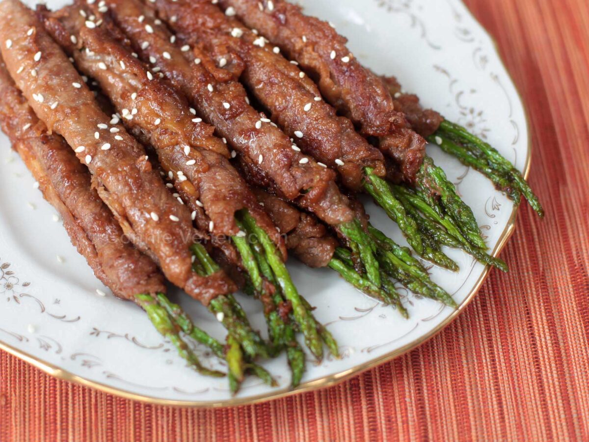 Beef and asparagus rolls with teriyaki sauce