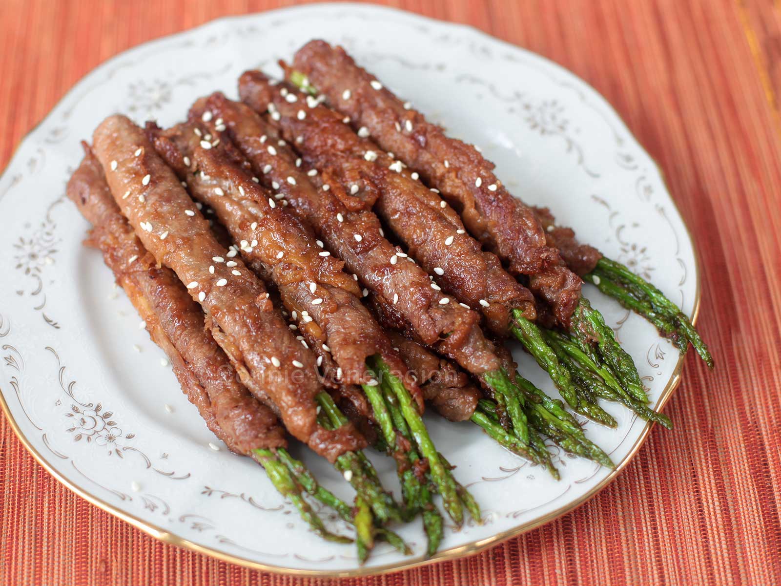 Beef and asparagus rolls with teriyaki sauce