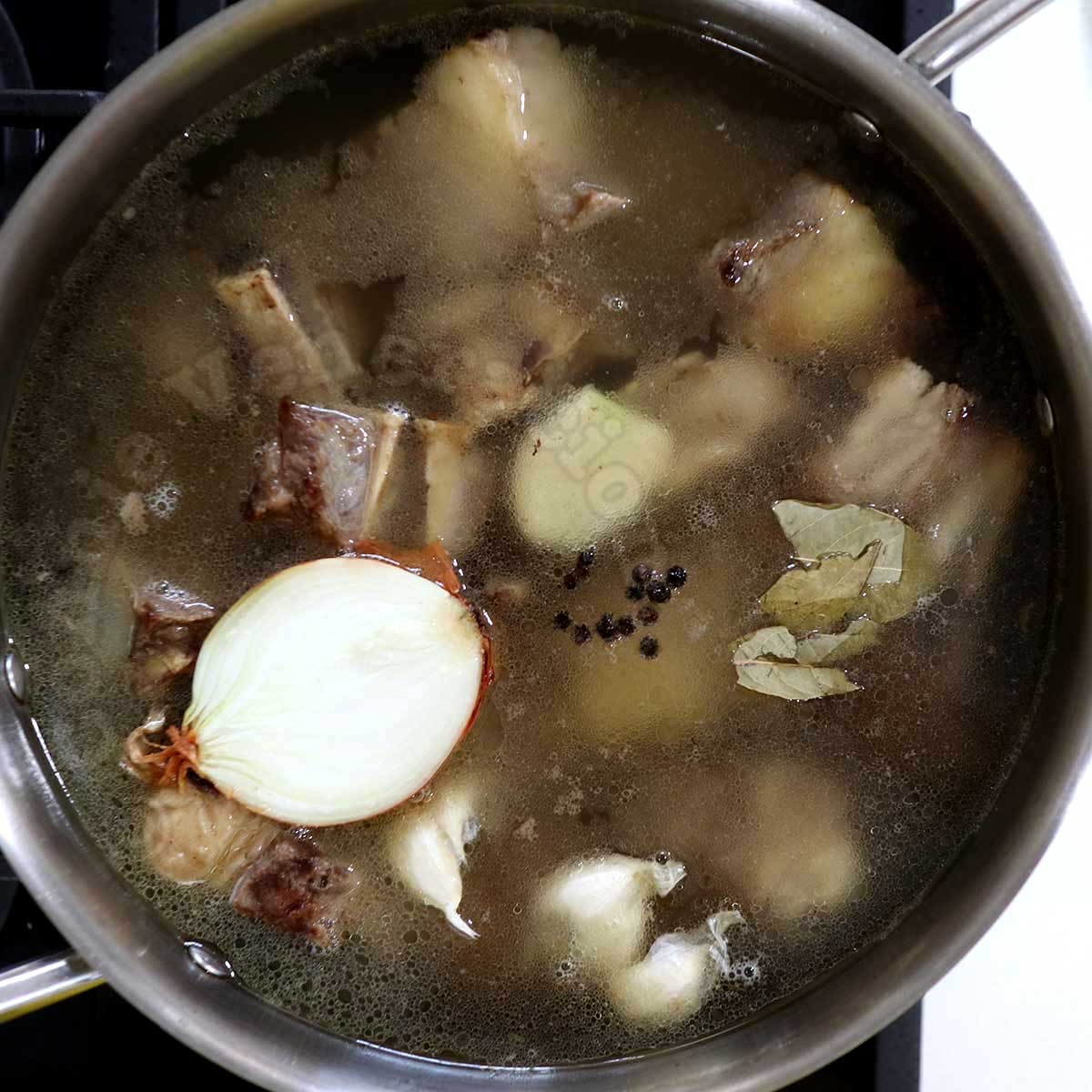 Simmering browned beef short ribs with spices