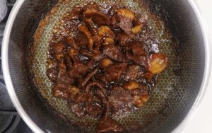 Beef shigureni in pan