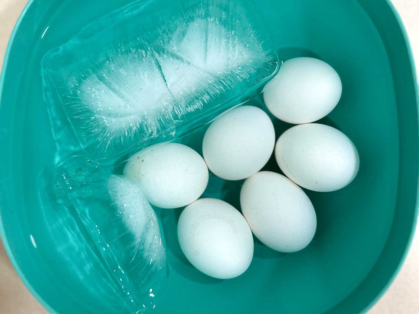 Cooling boiled eggs in iced water