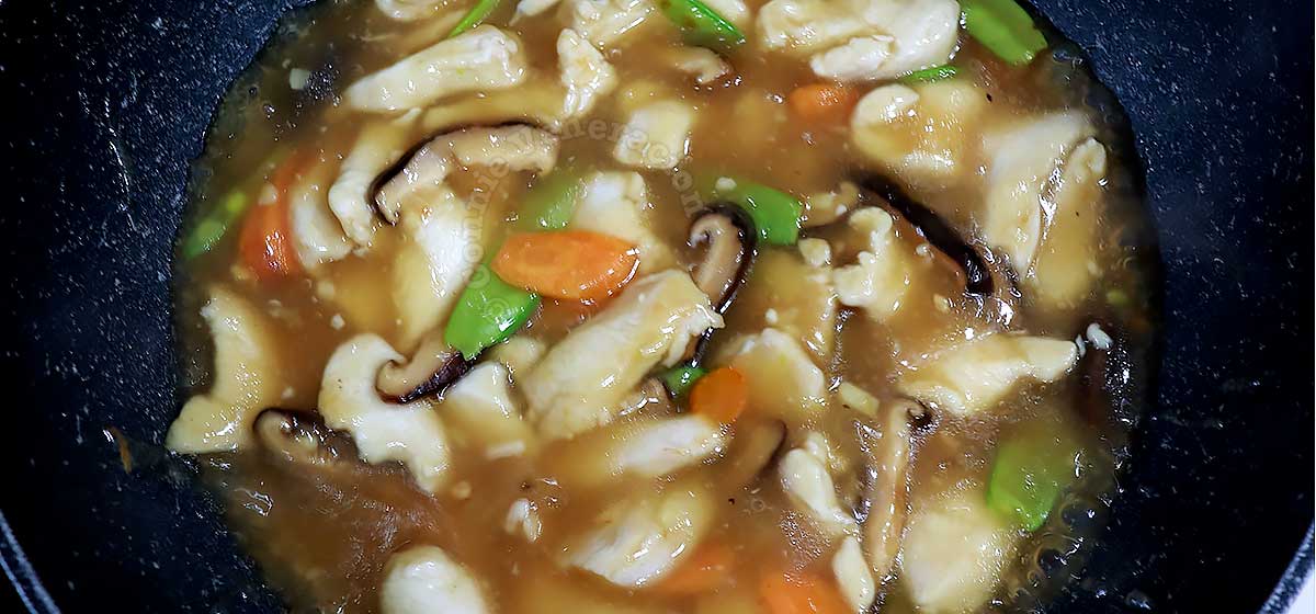 Moo goo gai pan (chicken and mushroom stir fry) in wok