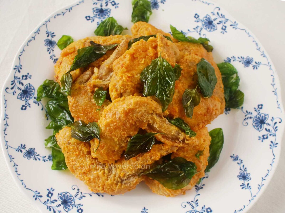 Fried chicken wings with salted duck egg yolk sauce