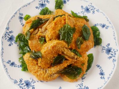 Fried chicken wings with salted duck egg yolk sauce