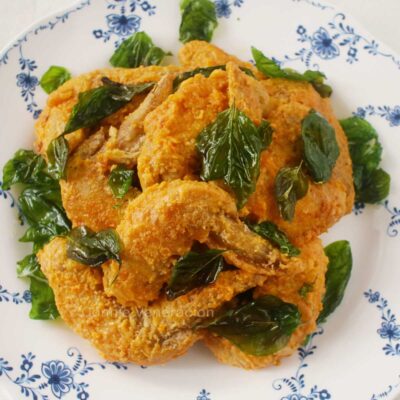 Fried chicken wings with salted duck egg yolk sauce