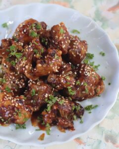 Crispy cauliflower florets with Buffalo sauce