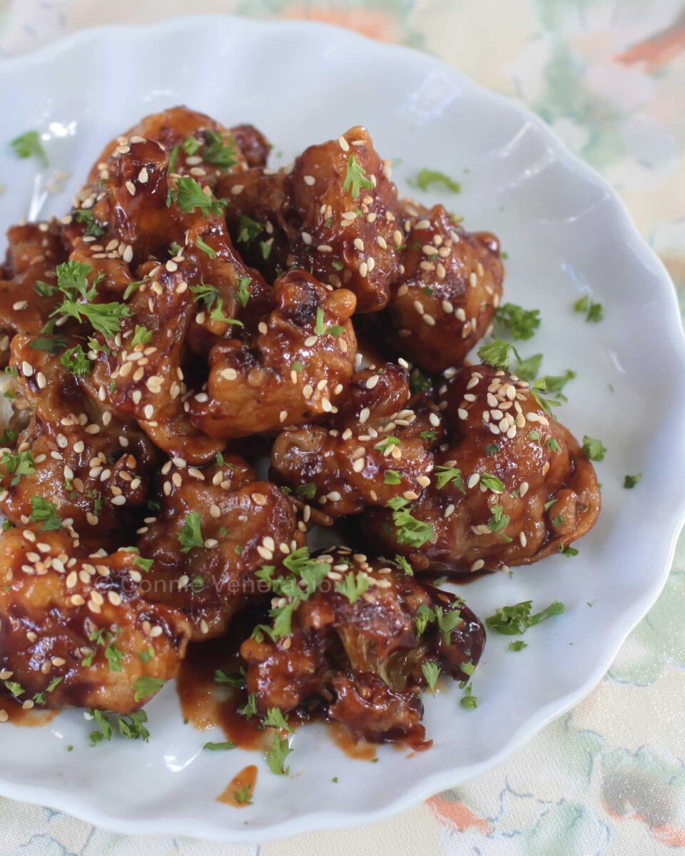 Crispy cauliflower florets with Buffalo sauce
