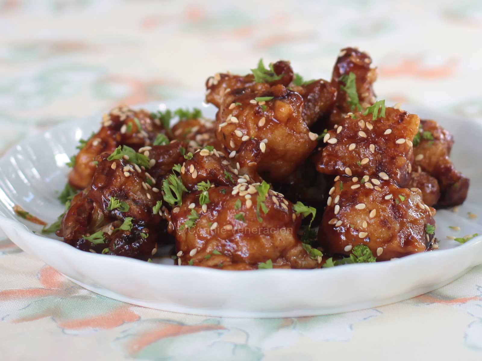 Crispy cauliflower florets with Buffalo sauce