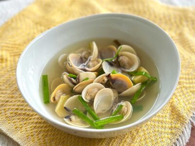 Clam soup with ginger and scallions